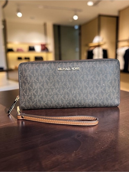Michael Kors Handbags - Michael Kors Jet Set Travel Continental  Wallet with Gold Logo Lettering (GUC)